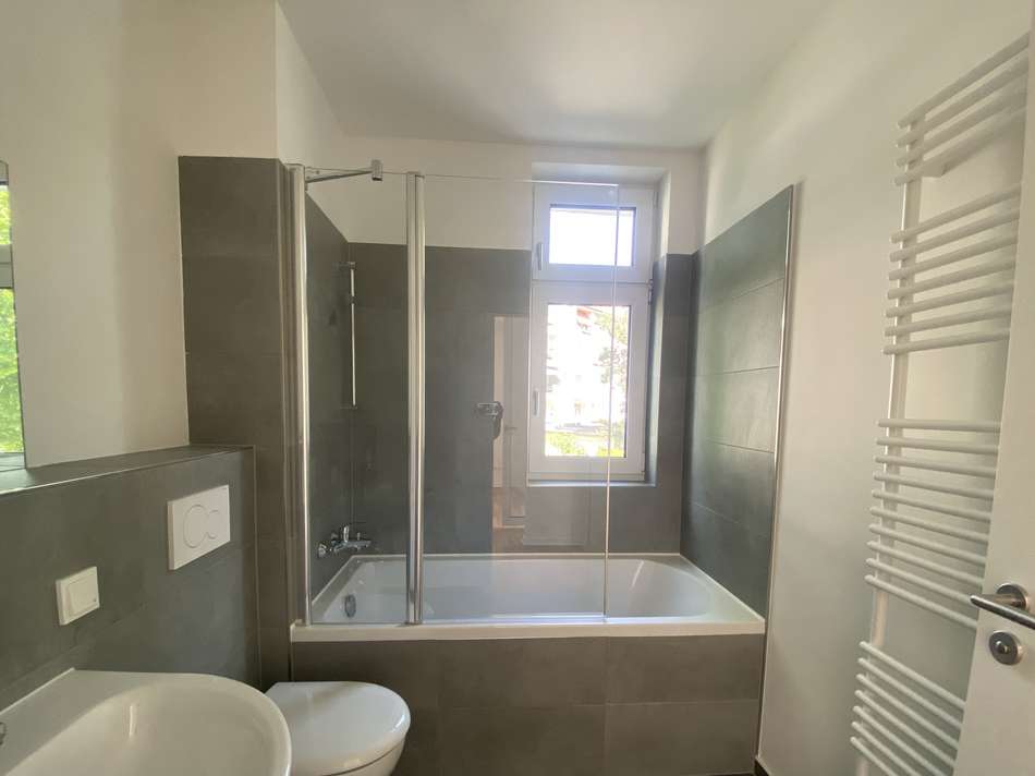 Bad mit Fenster und Badewanne