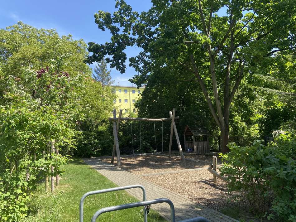 Mit Spielplatz