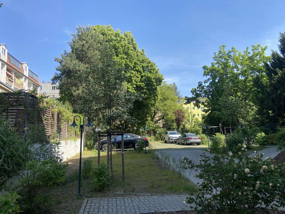 Hof mit Stellplätzen