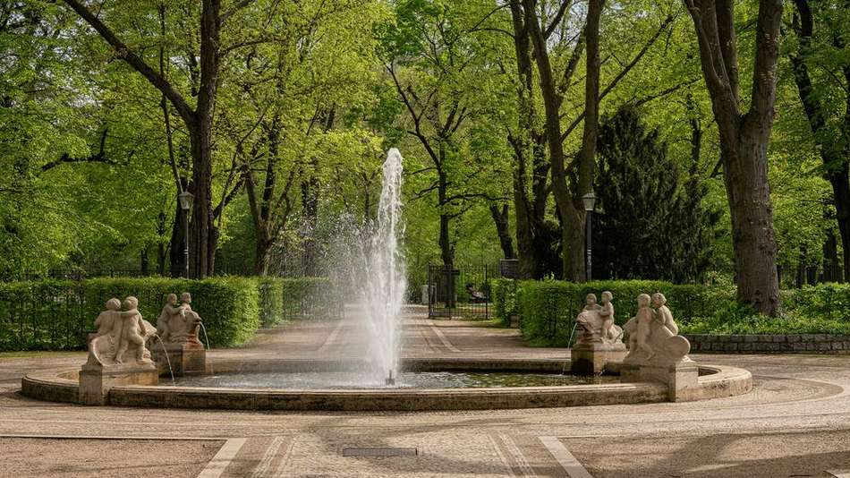 delphinbrunnen im volkspark fr